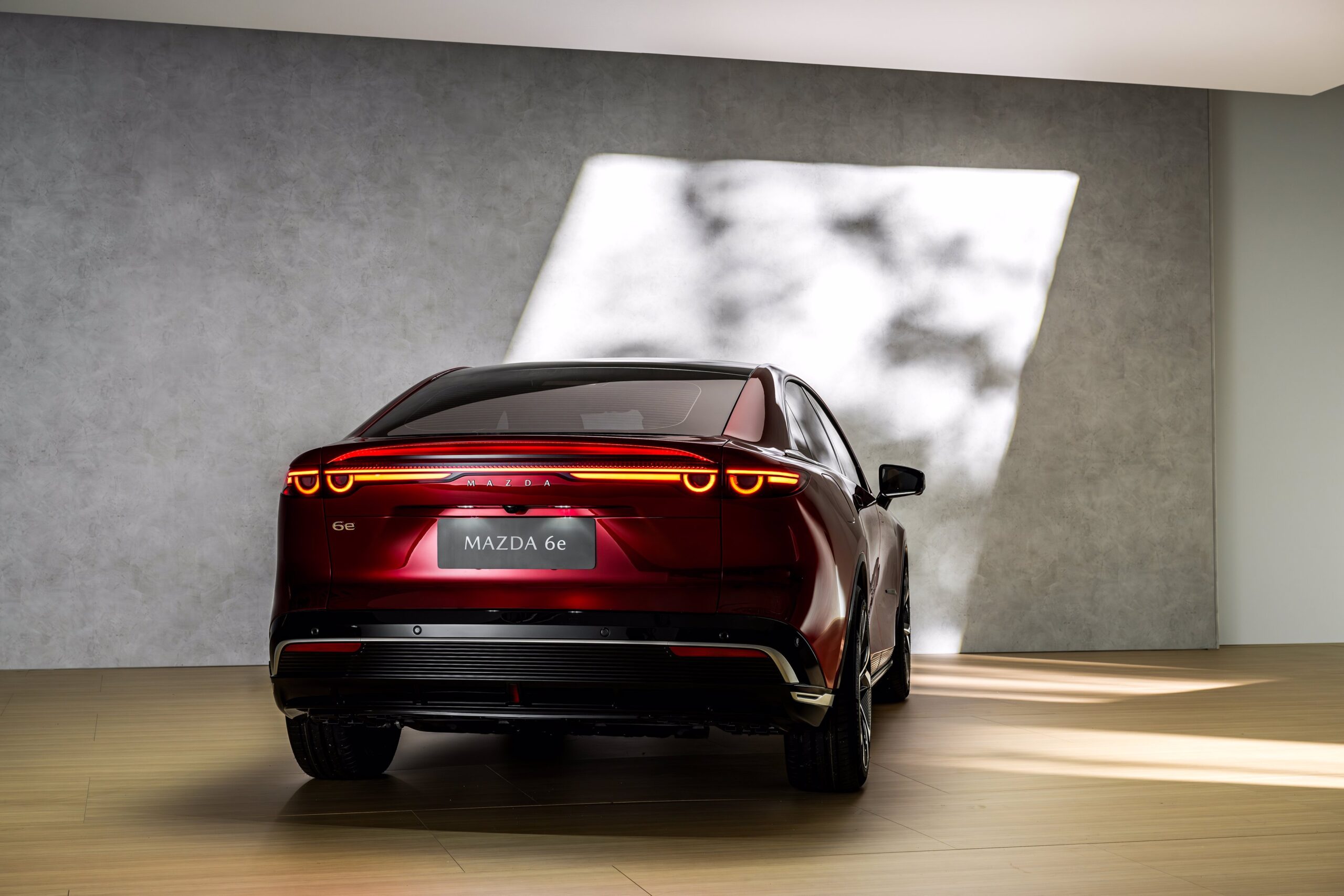 evtrend.de-mazda-stellt-sein-e6-modell-vor-all-new-mazda6e-src-still-017-lowres-scaled Mazda stellt sein e6 Modell vor
