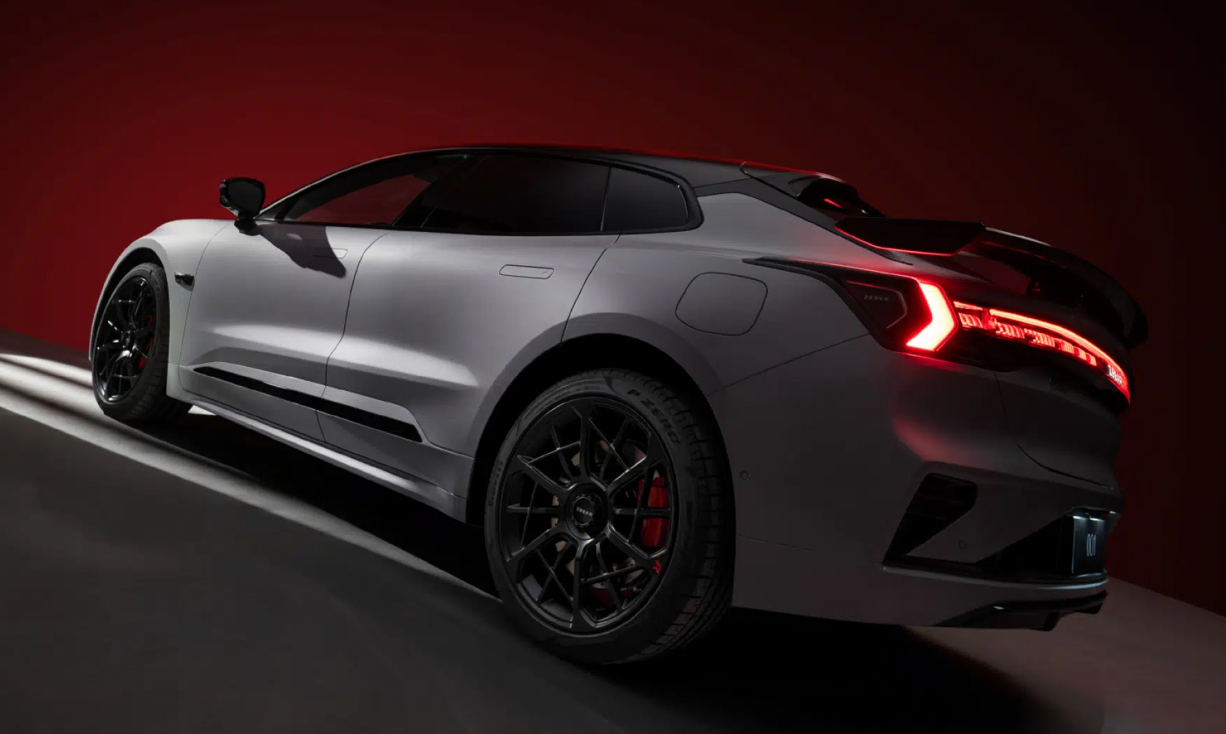 evtrend.de-sondermodell-zum-jubilaeum-zeekr-001-wird-noch-extremer-screenshot-2026-04-04-100718 Zeekr 001 zum Jubiläum: Mehr Leistung, mehr Technik, mehr Anspruch