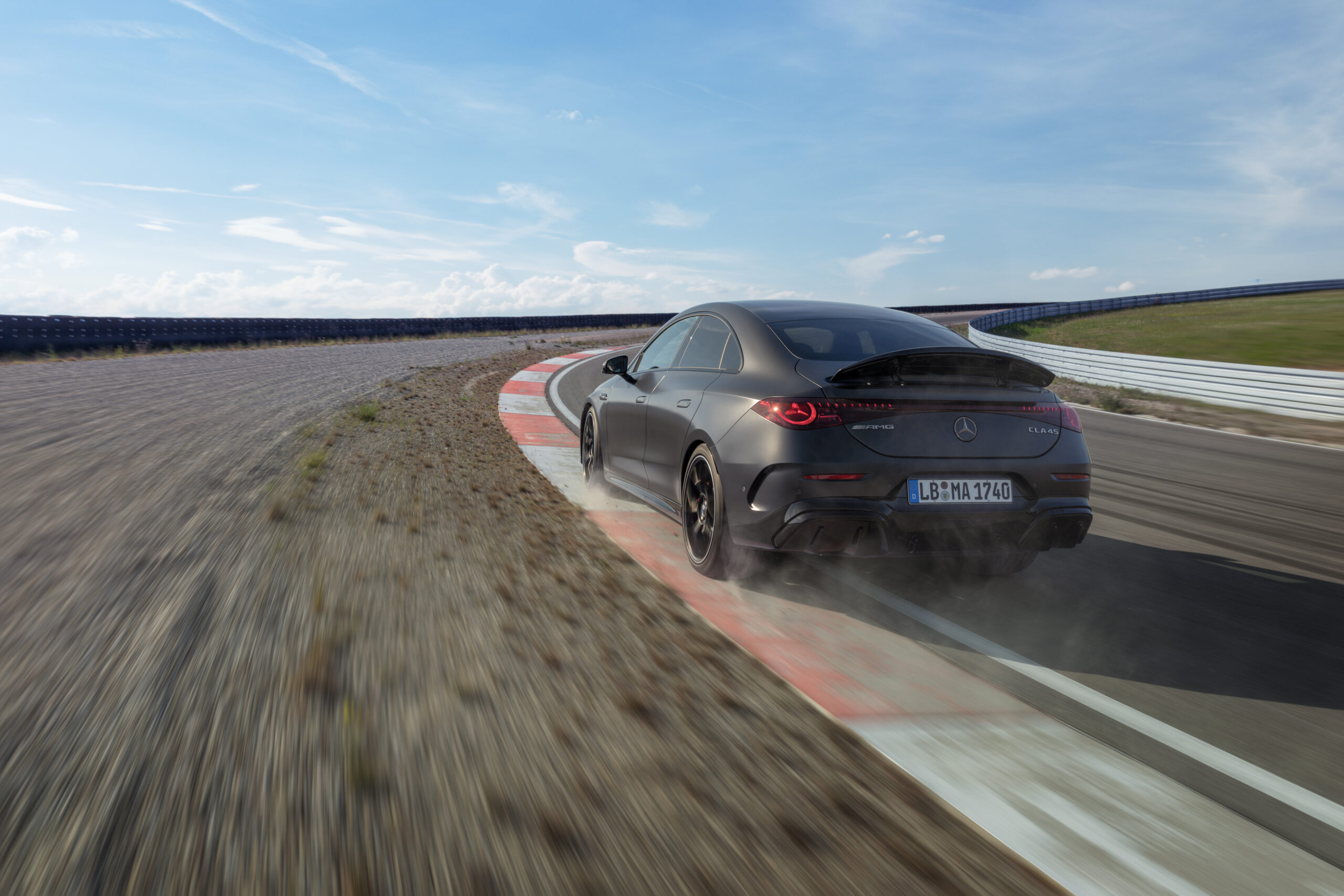 evtrend.de-mercedes-amg-cla-45-4matic-2026-680-ps-bis-zu-670-km-reichweite-und-270-kmh-alle-infos-zum-elektro-amg-11441241-scaled Mercedes-AMG CLA 45 4MATIC+ (2026): 680 PS, bis zu 670 km Reichweite und 270 km/h – alle Infos zum Elektro-AMG