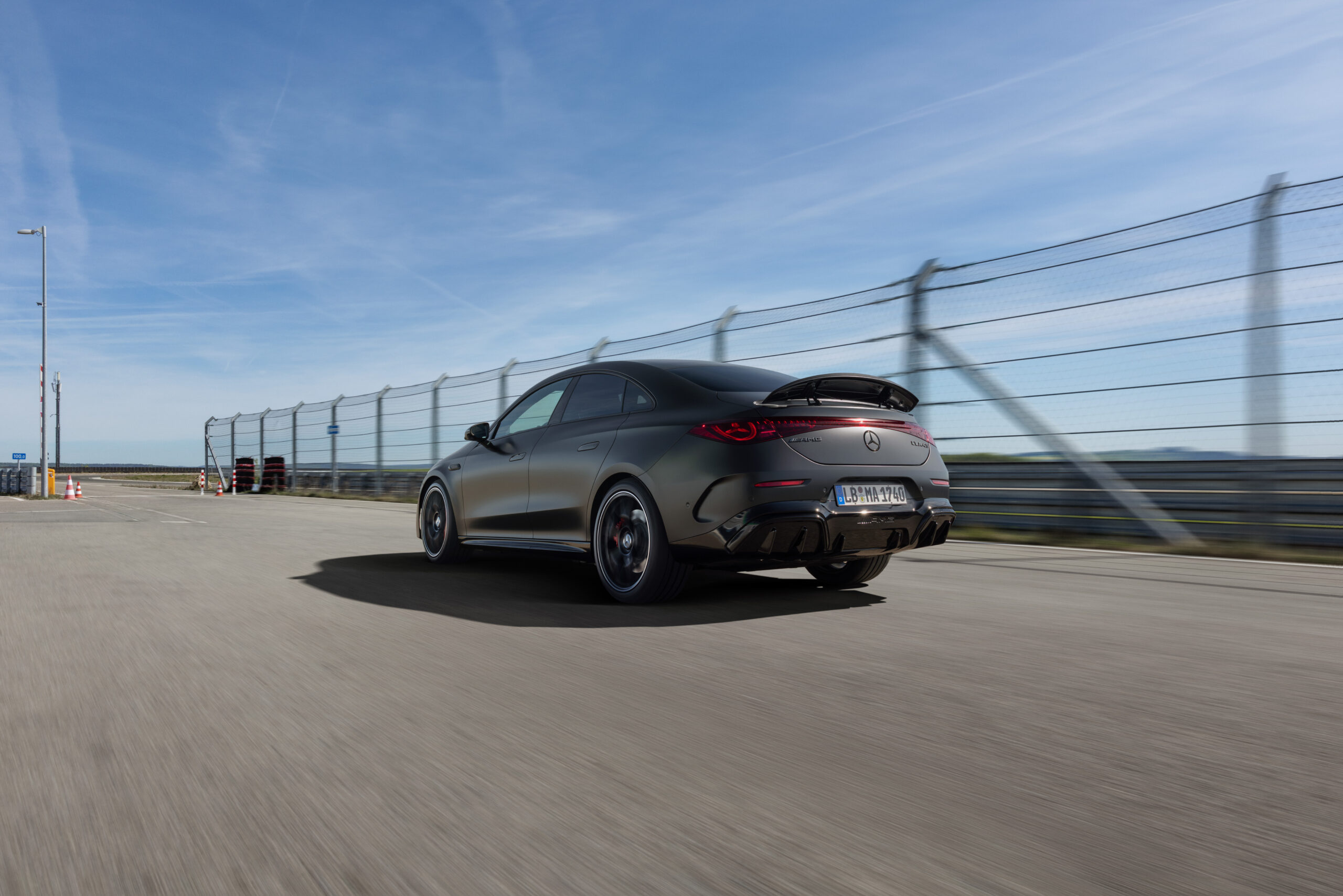 evtrend.de-mercedes-amg-cla-45-4matic-2026-680-ps-bis-zu-670-km-reichweite-und-270-kmh-alle-infos-zum-elektro-amg-2525-scaled Mercedes-AMG CLA 45 4MATIC+ (2026): 680 PS, bis zu 670 km Reichweite und 270 km/h – alle Infos zum Elektro-AMG