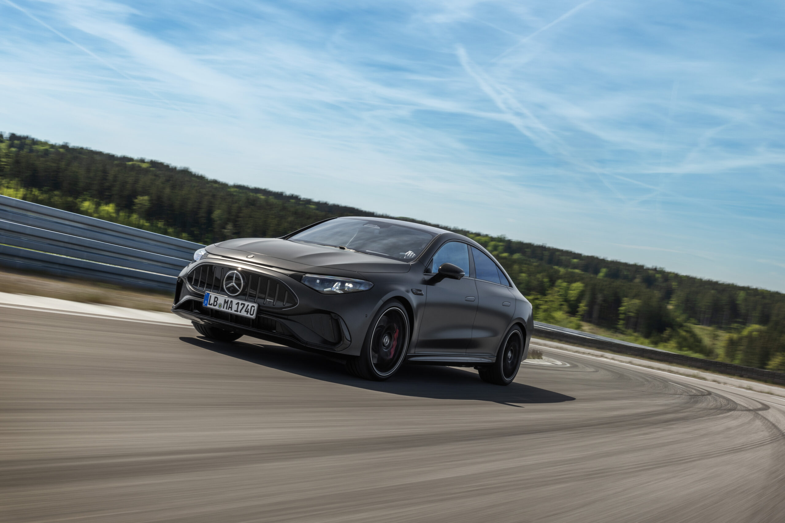 evtrend.de-mercedes-amg-cla-45-4matic-2026-680-ps-bis-zu-670-km-reichweite-und-270-kmh-alle-infos-zum-elektro-amg-42424-scaled Mercedes-AMG CLA 45 4MATIC+ (2026): 680 PS, bis zu 670 km Reichweite und 270 km/h – alle Infos zum Elektro-AMG