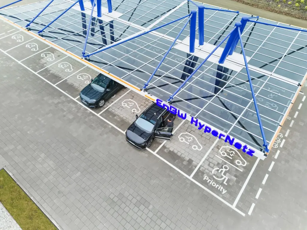 evtrend.de-enbw-lockt-taxis-mit-guenstigem-schnellladen-evtrend.de-enbw-senkt-die-preise-zum-1-12-2025-251024-enbw-ladepark-wilsdruff-klipphausen-5-1761291092142-1024x768-1 EnBW lockt Taxis mit günstigem Schnellladen